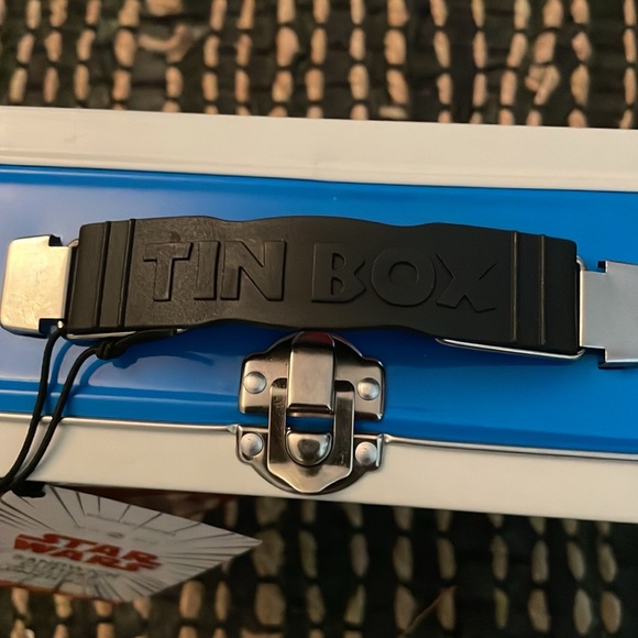 William-Sonoma metal Star Wars lunchbox with sandwich cutters - Picture 4 of 8